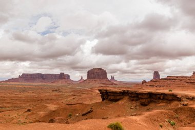 John Ford Noktası Büyük Kırmızı Kum Taşı Buttes ve Mesas ile çevrili