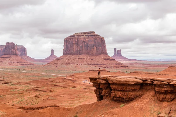 Anıt Vadisi, UT - 20 Mayıs 2019: Vadi manzaralı turist John Ford Point
