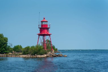 Alpena Michigan 'daki küçük kırmızı ışık gemilerin su yolunda yol almalarına yardım ediyor.