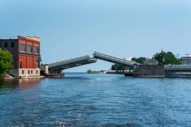 Alpena köprüsü, Thunder Bay nehri üzerinde tekne trafiğine izin vermek için kuruldu.