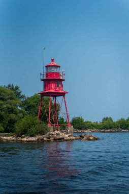 Alpena Michigan 'daki küçük kırmızı ışık gemilerin su yolunda yol almalarına yardım ediyor.