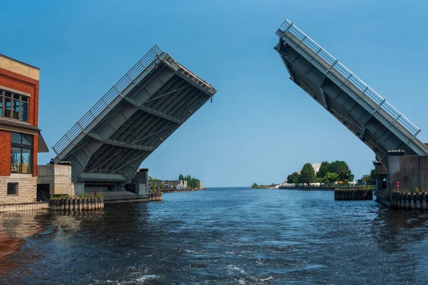 The Alpena draw bridge raised to allow boat traffic through on the Thunder Bay river — Stock Photo, Image