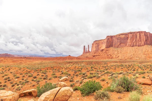 Anıt Vadisi 'nde büyük taş oluşumları olan sakin güneybatı manzarası
