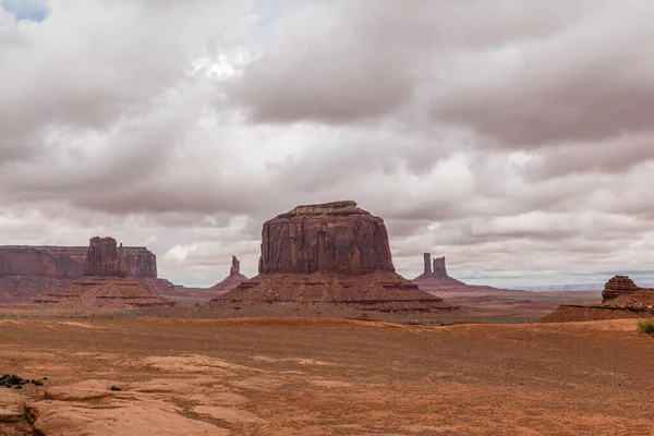 Anıt Vadisi 'nde büyük taş oluşumları olan sakin güneybatı manzarası
