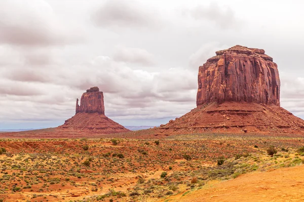 Anıt Vadisi 'nde büyük taş oluşumları olan sakin güneybatı manzarası