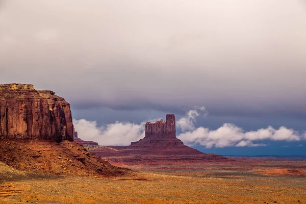 Anıt Vadisi 'nde büyük taş oluşumları olan sakin güneybatı manzarası