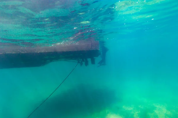 Vista submersa da linha de ancoragem de escada de barco de mergulho e fundo do Lago Superior — Fotografia de Stock