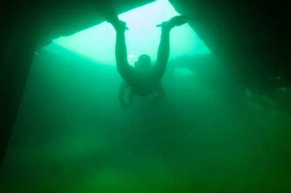 Diver in the cargo hold of the Bermuda shipwreck in the Alger Underwater Preserve in Lake Superior — Fotografia de Stock