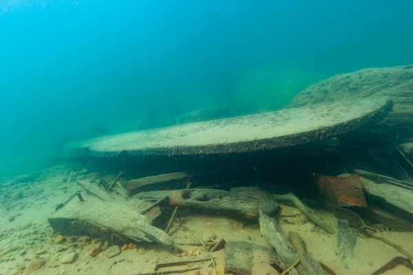 Timón de naufragio de un viejo vapor de madera en el Lago Superior —  Fotos de Stock