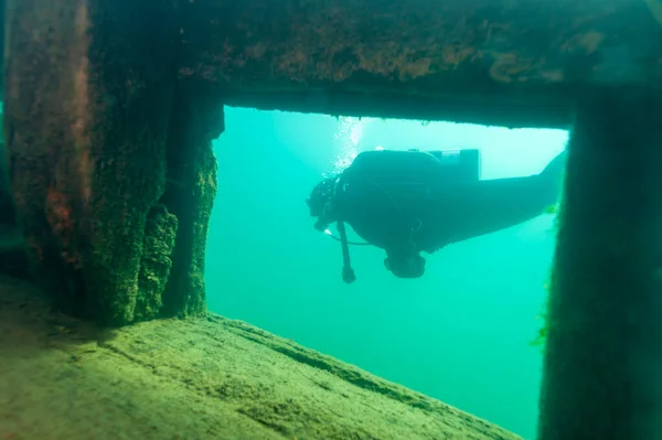 Munising, MI -August 14th, 2021: SCUBA diver exploring the Bermuda shipwreck — Stock Photo, Image
