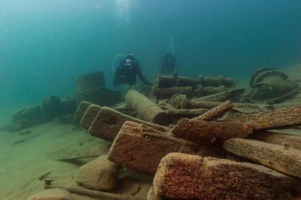 Munising, MI - 14 Ağustos 2021: SCUBA dalgıçları ahşap buharlı gemi enkazını araştırıyor