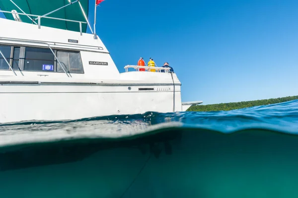 Munising, MI -August 14th, 2021: Over under view of dive charter boat. — Stock Photo, Image