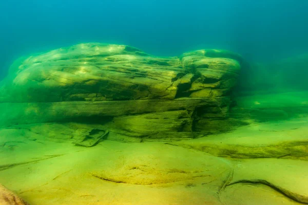 Marina subaquática única com rochas muito grandes no Lago Superior — Fotografia de Stock