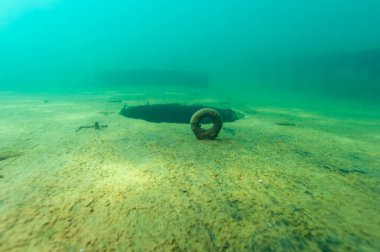 Bermuda enkazının güvertesindeki bir metal bağlantı noktası Alger Sualtı Koruma Alanı 'nda, Superior Gölü' nde.