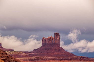Anıt Vadisi 'nde büyük taş oluşumları olan sakin güneybatı manzarası
