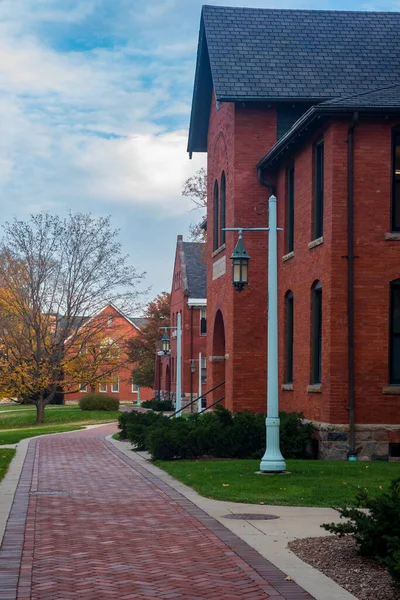 EAST LANSING, MI NOVEMBER 6, 2021: Tégla járda előtt a történelmi régi akadémiai épületek MSU — Stock Fotó