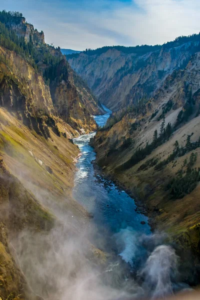 Portrétní pohled po proudu Velkého kaňonu Yellowstone — Stock fotografie