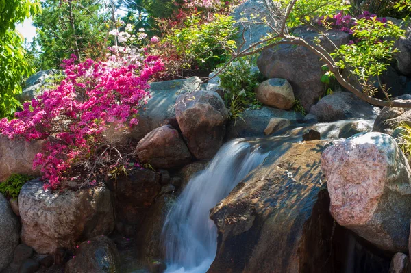Beautiful small waterfall in a japanese style garden — Stockfoto