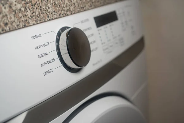 Focus sélectif sur le bouton de démarrage du sèche-linge électrique — Photo