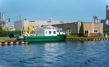 Alpena, MI - 17 Temmuz 2021: Tanner yeşil ve beyaz bir araştırma gemisi