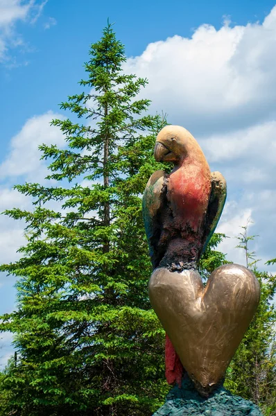 Grand Rapids, MI Verenigde Staten - 30 mei 2016: Grote papegaai schreeuwt kleur Meijer Tuinen — Stockfoto
