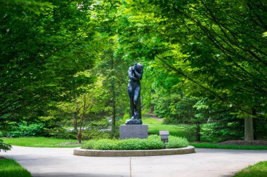 Grand Rapids, MI USA - 30 Mayıs 2016: Introspektif sanat eseri Meijer Gardens Park