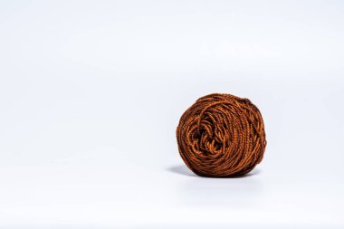Beyaz arkaplanda orta boy e-kahverengi iplik yumağı