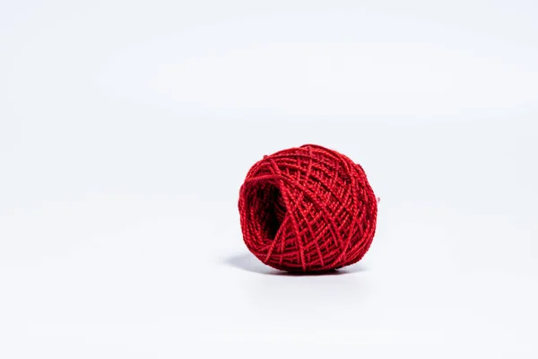 Bola de hilo rojo brillante de tamaño mediano sobre fondo blanco —  Fotos de Stock