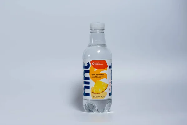 Potterville, MI - January 30th, 2022: Hint water bottle with white background — Stock Photo, Image