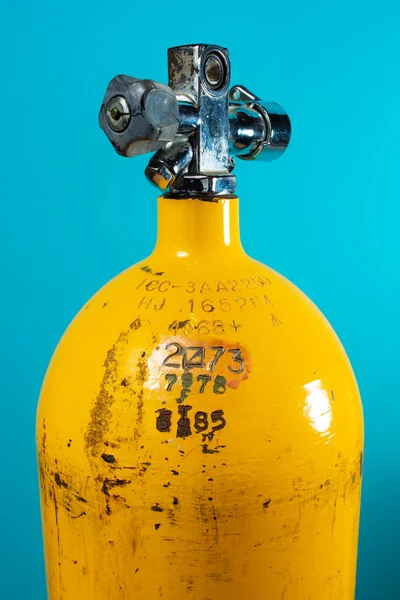 Vintage żółty stalowy zbiornik do nurkowania z hydrostatycznymi datami badań — Zdjęcie stockowe