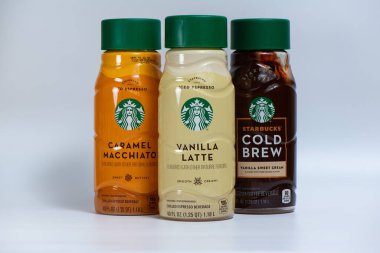 POTTERVILLE, ABD - 6 Şubat 2022: 3 şişe Starbucks aromalı kahve