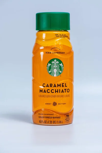 POTTERVILLE, US - 6. FEBRUAR 2022: Plastikflasche von Starbucks Carmel Macchiato — Stockfoto