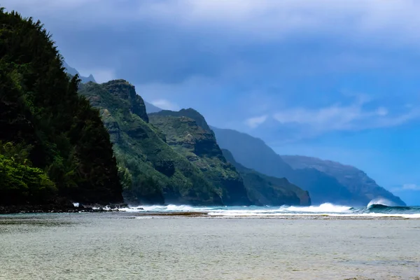 Hermosa escena del paisaje marino de la costa de Na Pali en Kauai, Hawaii, EE.UU. —  Fotos de Stock