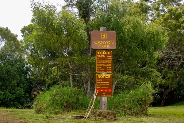Waimea Canyon, Kauai, Hawaii, EE.UU. - 6 de mayo de 2015: Firma con información sobre senderos — Foto de Stock