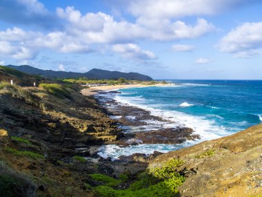 Güneşli bir Hawaii gününde engebeli Oahu kıyıları.