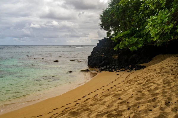 Krásná přímořská krajina na ostrově Kauai, Havaj, USA — Stock fotografie