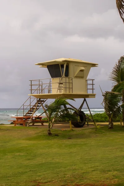 Torre de salvavidas bajo un cielo nublado en la ventosa playa de Lydgate en Kauai —  Fotos de Stock