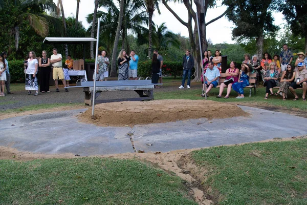 Kauai, Hawaii - 8 maj 2015: Brandgrop där en gris tillagas för en Luau — Stockfoto