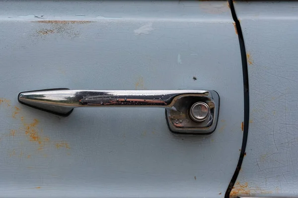 Vintage push button door styled handle on a light blue car — Stock Photo, Image