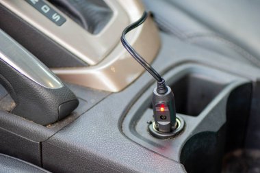 Otomotiv çakmağında kırmızı ışık.