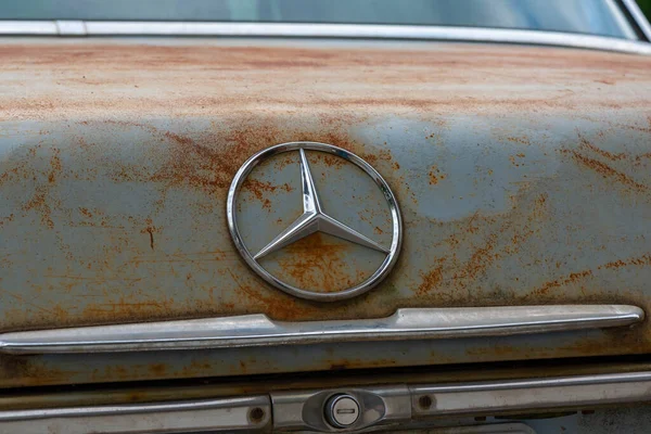 POTTERVILLE, MI - 23 Ιουνίου 2021: 1976 Rusty Mercedes Benz πορτ-μπαγκάζ — Φωτογραφία Αρχείου