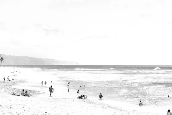 Oahu, Hawaii - May 02, 2015: Pencil drawing of a public beach with people relaxing. — Stock Photo, Image