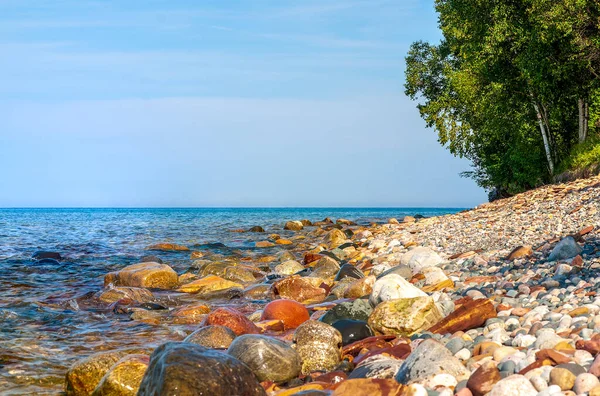 Hermosa orilla del lago de rocas picadas National Lakeshore en el norte de Michigan. — Foto de Stock