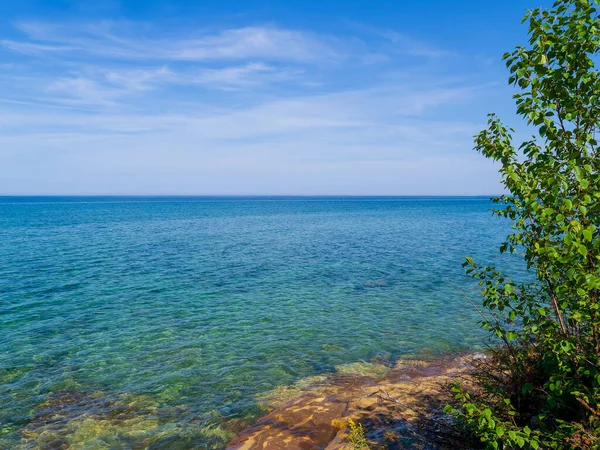Hermosa orilla del lago de rocas picadas National Lakeshore en el norte de Michigan. — Foto de Stock