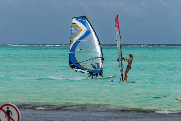 BONAIRE - 11 Ekim 2013: Bonaire 'de insanlar rüzgar sörfü yapıyor — Stok fotoğraf