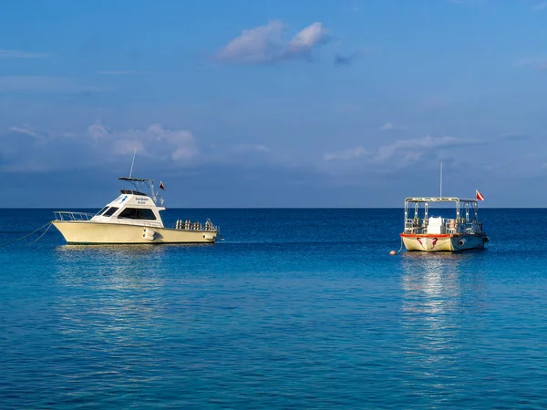 BONAIRE - OCTOBER 6, 2013: Resort dive boats anchored in bay — 图库照片