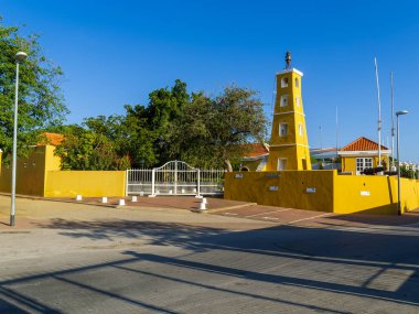 KRALENDIJK BONAIRE - 6 Ekim 2013: Eski kale, silah ve deniz feneri