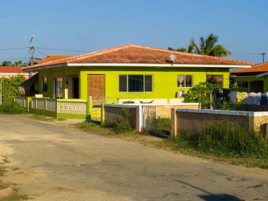 KRALENDIJK BONAIRE - 6 Ekim 2013: Parlak renkli yeşil konut tropikal evi