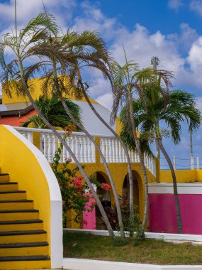 KRALENDIJK BONAIRE - 6 Ekim 2013: Divi Flamingo Resort havuz alanı