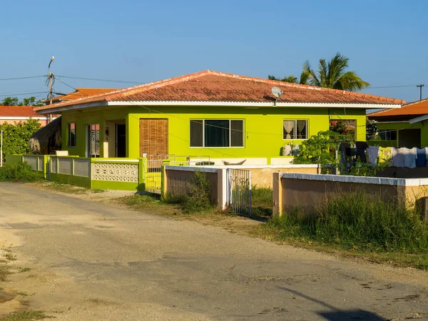 KRALENDIJK BONAIRE - 6 Ekim 2013: Parlak renkli yeşil konut tropikal evi